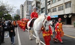 台南市中西區7日舉辦古禮迎親活動，一名新郎騎著白
馬帶著大轎，迎親隊伍浩浩蕩蕩長達數百公尺，希望激
勵年輕人結婚生子。
中央社記者張榮祥台南攝　108年12月7日